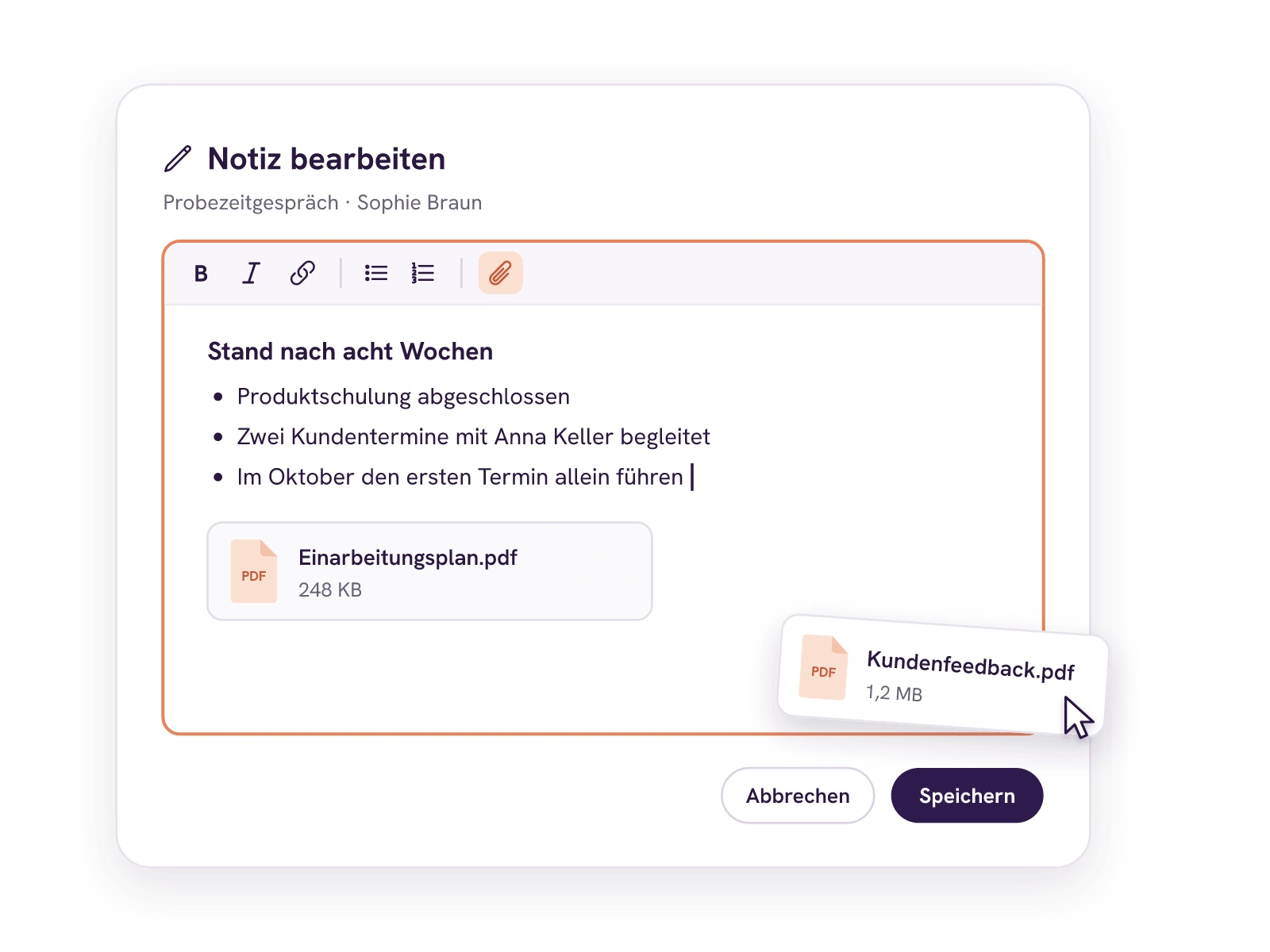 Eine Notiz zum Probezeitgespräch von Sophie Braun im Bearbeitungsmodus mit Formatleiste, Überschrift und drei Aufzählungspunkten. Angehängt ist der Einarbeitungsplan als PDF, eine zweite Datei wird gerade in die Notiz gezogen.